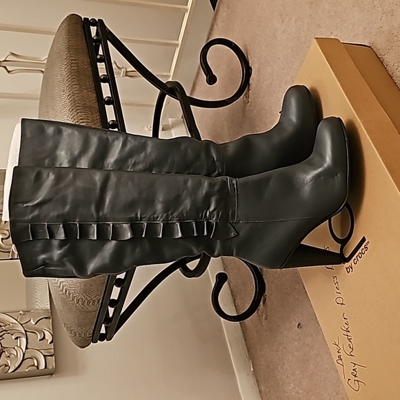 DARK GRAY KNEE HIGH LEATHER SIDE RUFFLE BOOTS - Picture 2 of 6